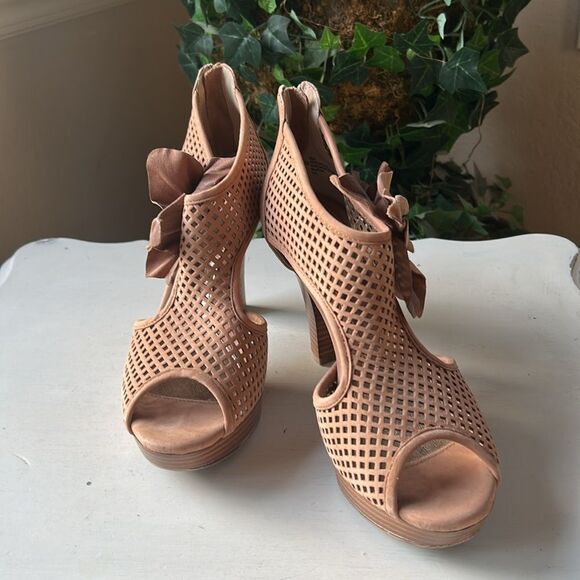Women's Perforated Leather Platform Peep-Toe Heeled Sandals - Tan EUC Size 9M - Picture 15 of 16